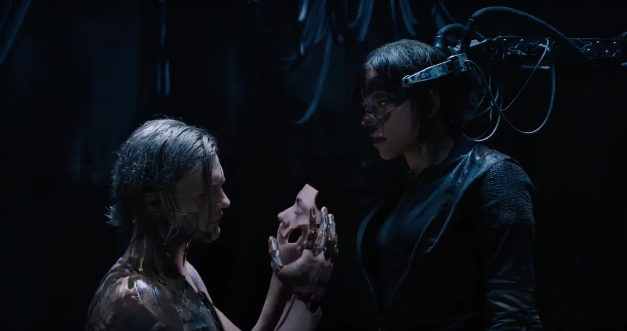 Escena entre Kuze y Motoko Kisanagi. creatyum-ghost-in-the-shell-review-06